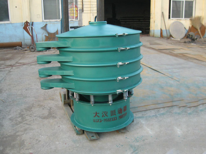 直径1000型振动筛除了有碳钢材质其还有不锈钢+碳钢，以及全不锈钢的选择，用户可根据用户物料的性质不同可进行选择。